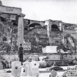 Cimitero Monumentale di Verona bombardato: nell'angolo a destra si riconosce il monumento Monga. (fototeca Biblioteca Civica VR)