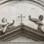 Putti sul timpano del portale 1795  - Pacengo (VR), parrocchiale