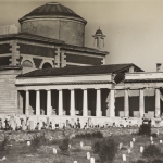 Pantheon Piis Lacrimis (cim. Monumentale VR) durante la ricostruzione del dopoguerra, col gruppo scultoreo in cima ancora presente (fototeca Biblioteca Civica VR)